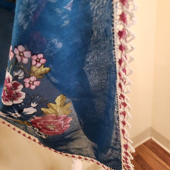 WOMEN'S Large Blue Floral Light Weight Scarf 37" x 39" - Picture 9 of 10